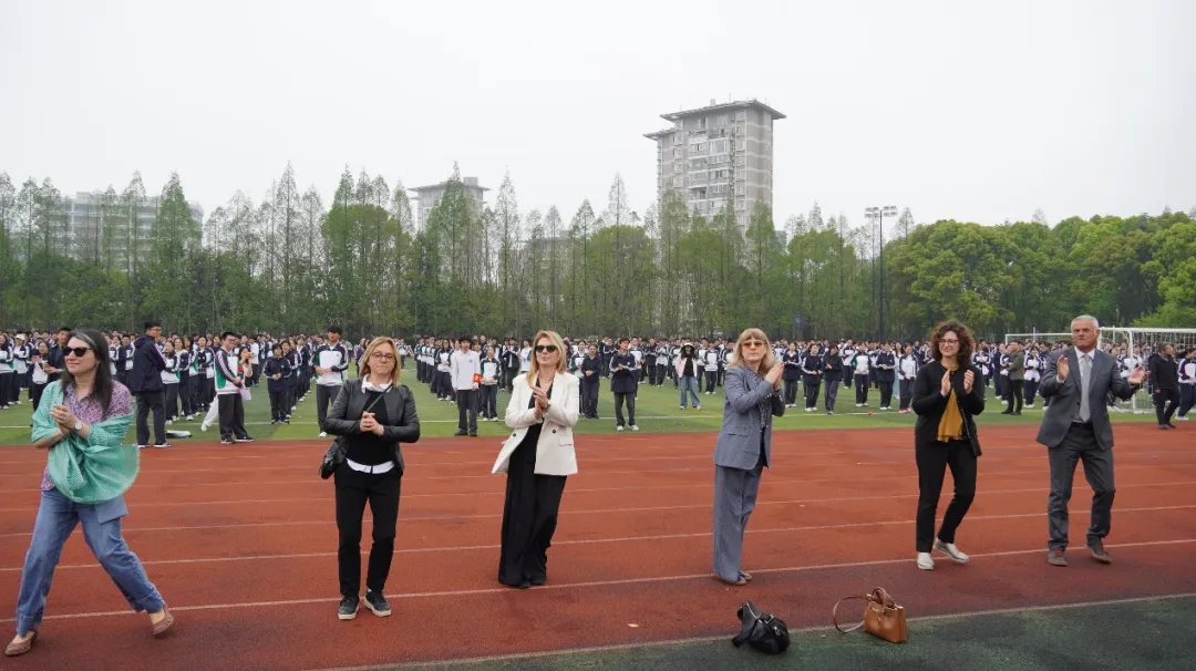 会上,华师大二附中领导向代表团介绍了学校的办学历史、教育理念