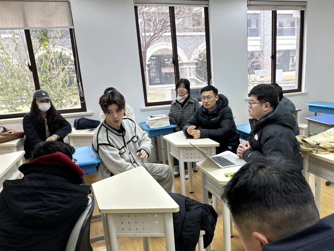 采用了分组案例讨论的形式。全员化身 招生官 