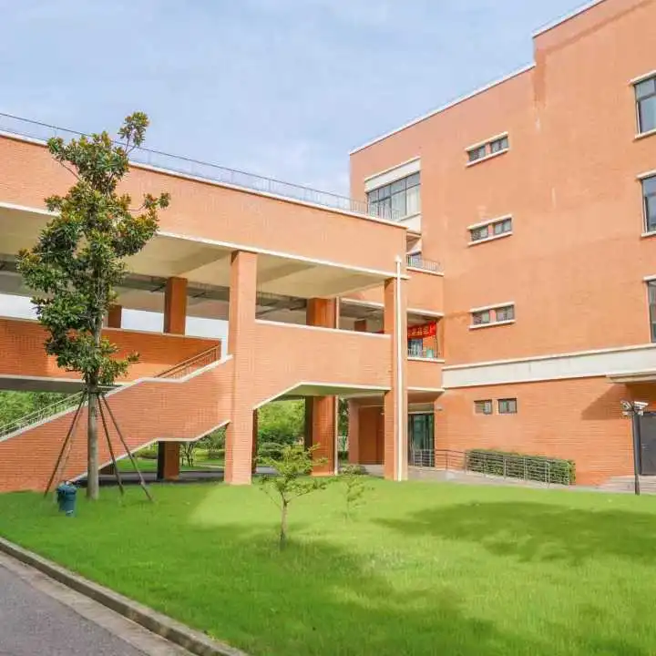 学校与宿舍往返由校车接送。以方便学生上学和放学。(图 5)