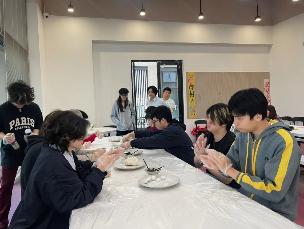 在音奥的教学理念中，艺术表达离不开真实的生活体验。（图 2）