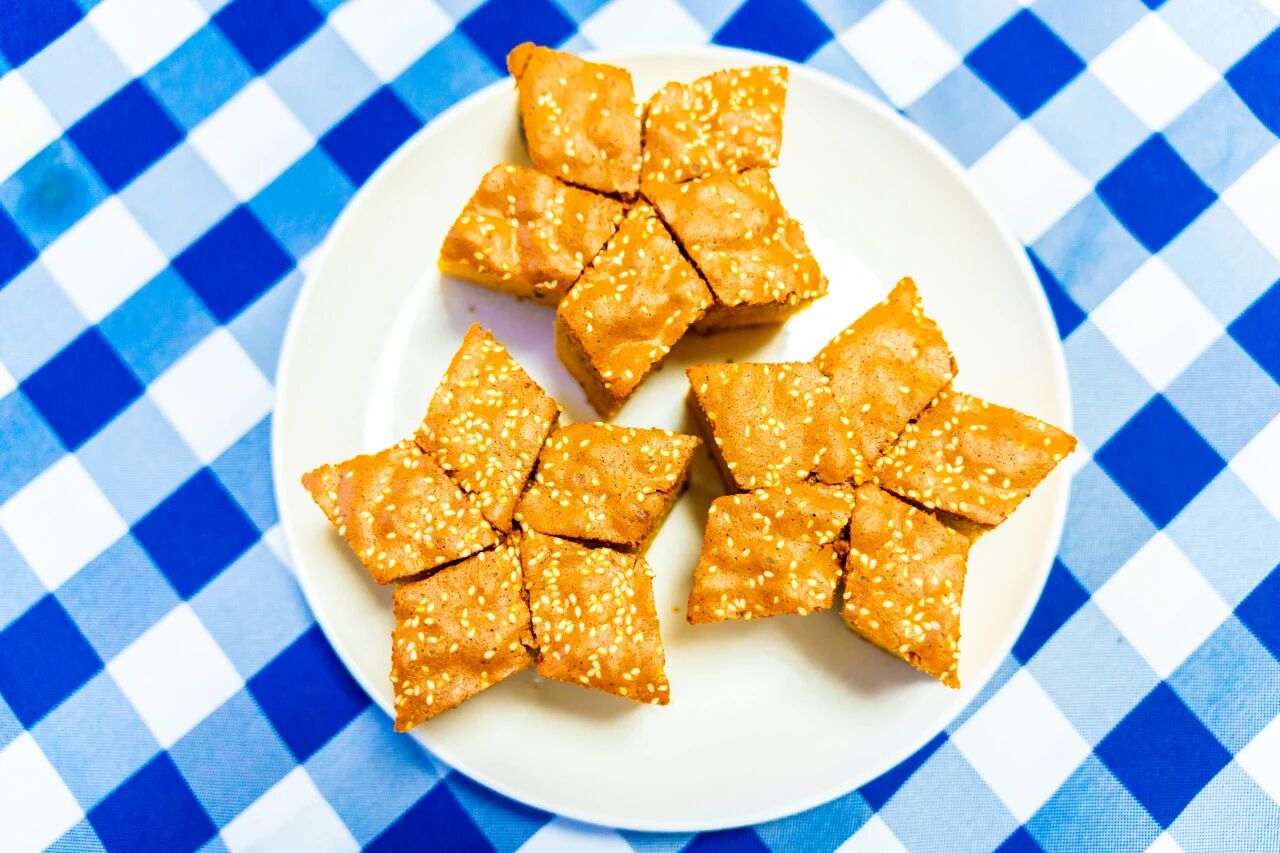 除了丰富的中式菜肴,高中部食堂的面点和甜点同样备受师生喜爱。