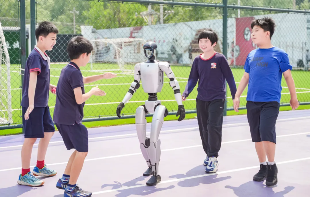 对于幼儿园阶段的孩子,每人拿着一个机器人学习英语