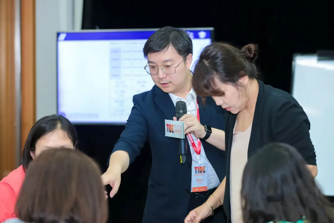 他阐释道， 数学+ 包含 纵向+ 与 横向+ 。