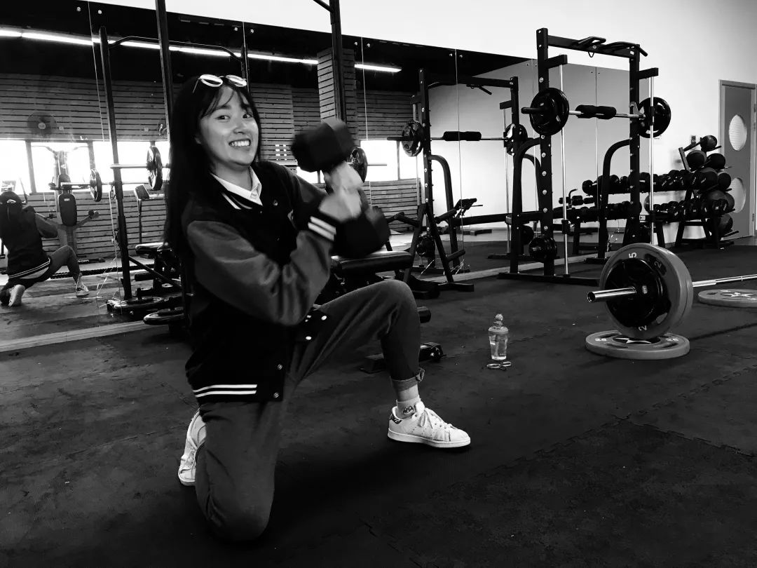 Sally Wu在上海诺美学校体育馆健身房