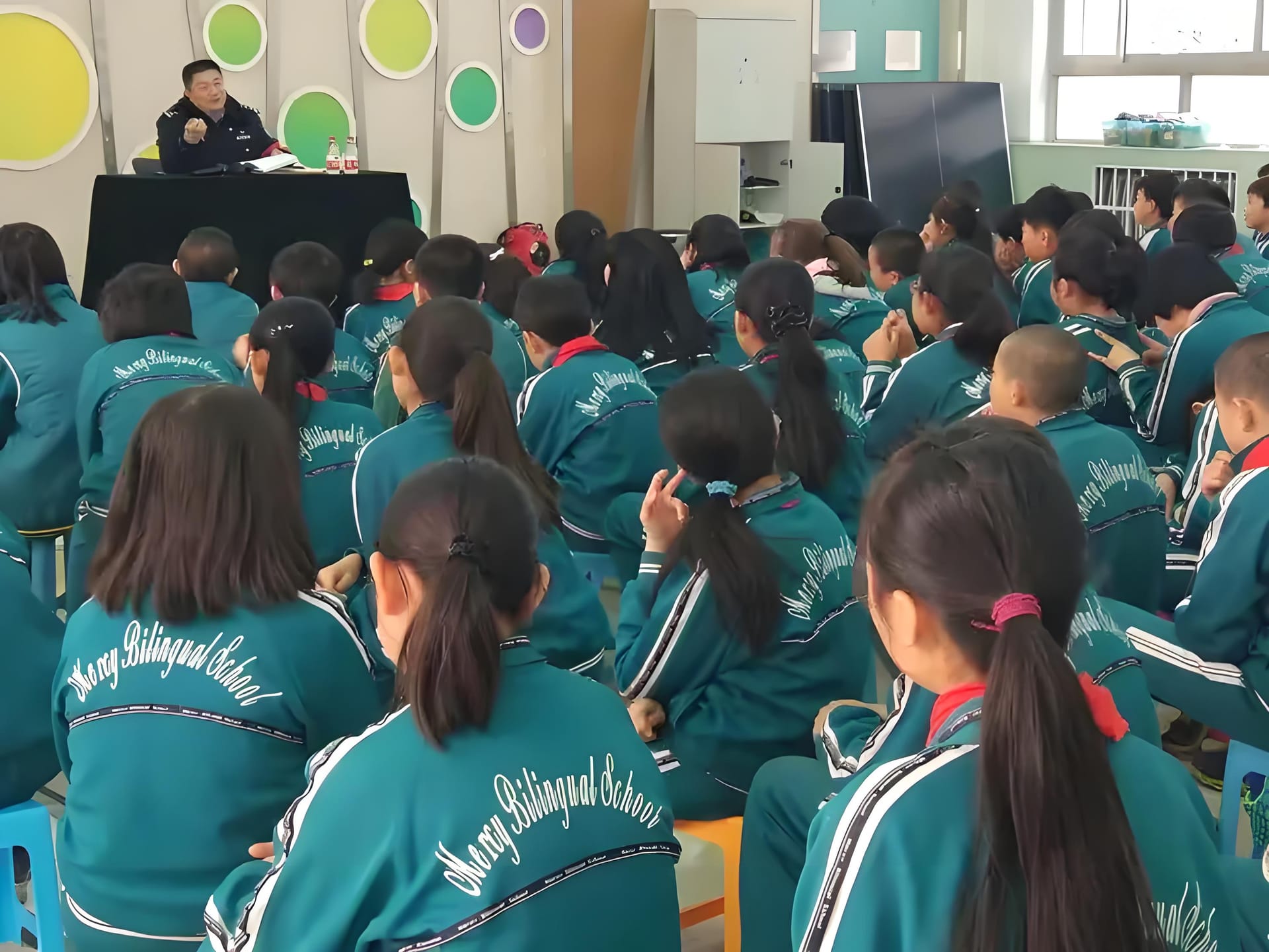学校的荣誉称号也是多得数不过来。什么小班化教学实验学校