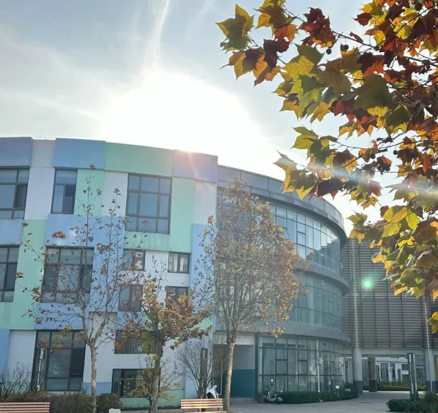 学校建有高标准多媒体教室和功能教室，学生宿舍实行公寓化管理（图 2）