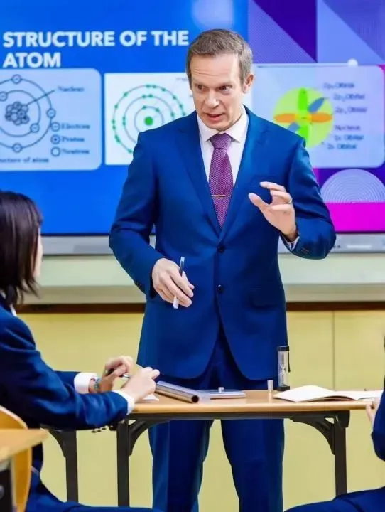中考成绩连年优异,高中学生参加由美国大学理事会组织的 AP 全球