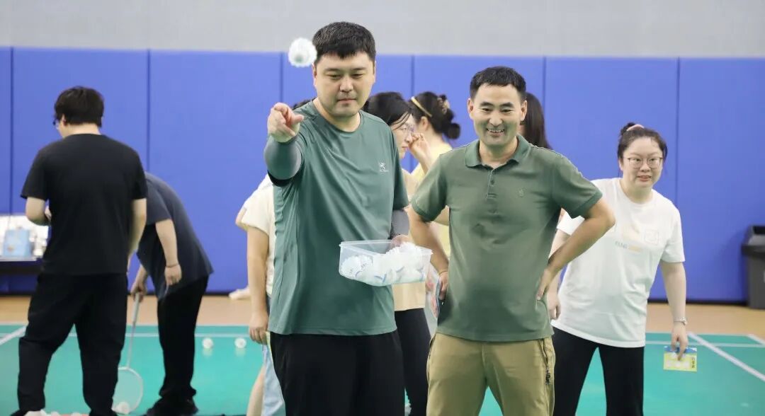 羽毛球投圈 :不仅要瞄准,还得讲技巧,投出的是放松