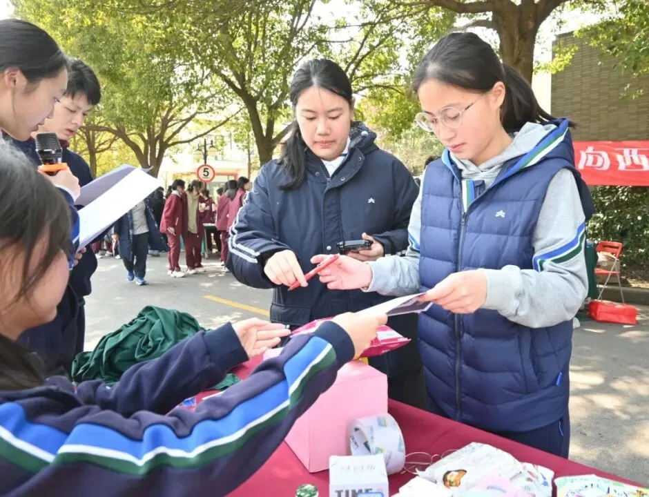 活动现场，刘伟主任简短暖场，向师生讲述云南帮扶学校学子的生活学习