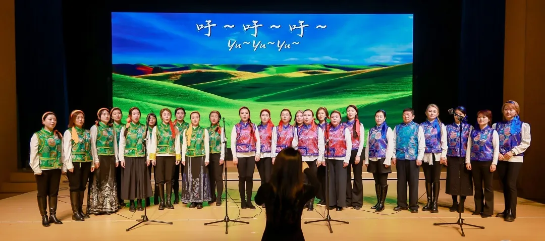 整个中国文化年的高潮，是那场全校共同参与的演出与庆典。（图 8）