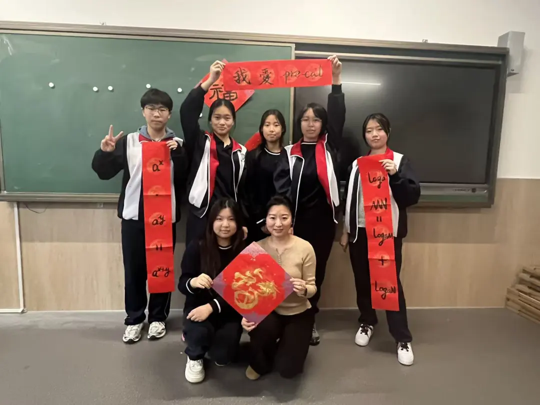 洒金红纸从不挑剔笔法。每一道不够流畅的转折(图 2)