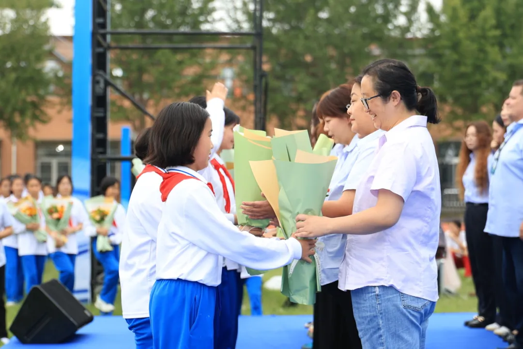 师生同心绘就新篇章