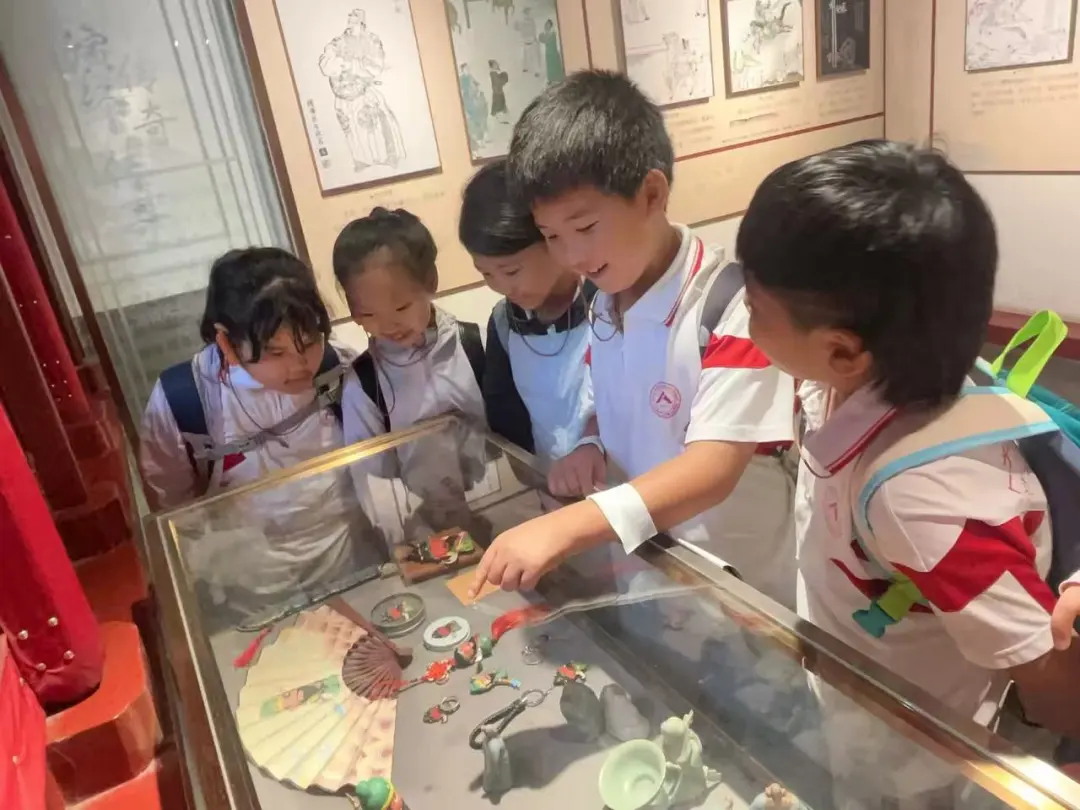 此外,学校在研学过程中还注重培养学生的文明素养和环保意识。