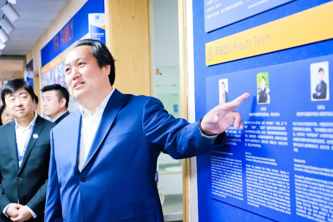 新府学外国语学校创始人卢振虎详细阐述了从公办体系转身投入到民办教