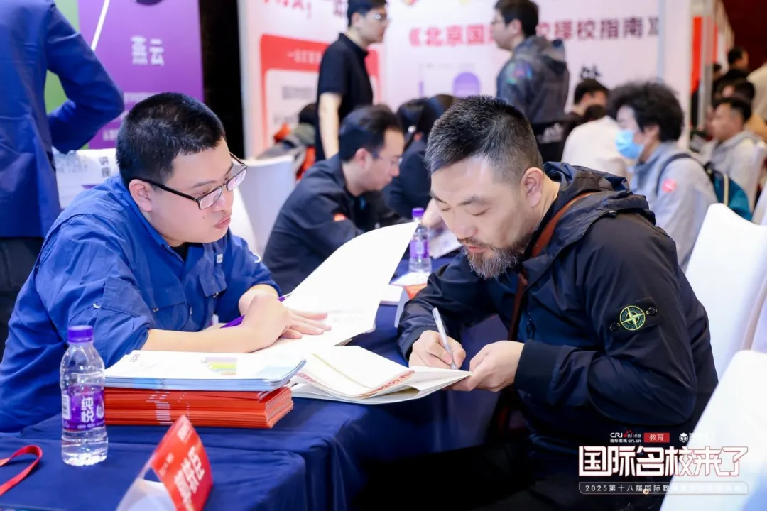 众多学校校长及招生官坐镇会场，与家长进行面对面交流（图 2）