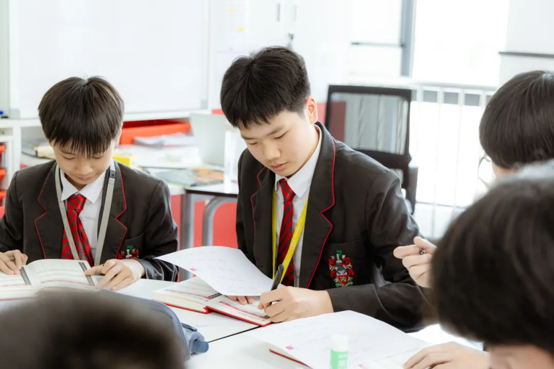 寄宿项目面向 2-13 年级学生，由英籍副校长与舍监管理