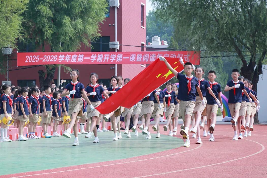 庄严的升旗仪式为开学第一课拉开帷幕。