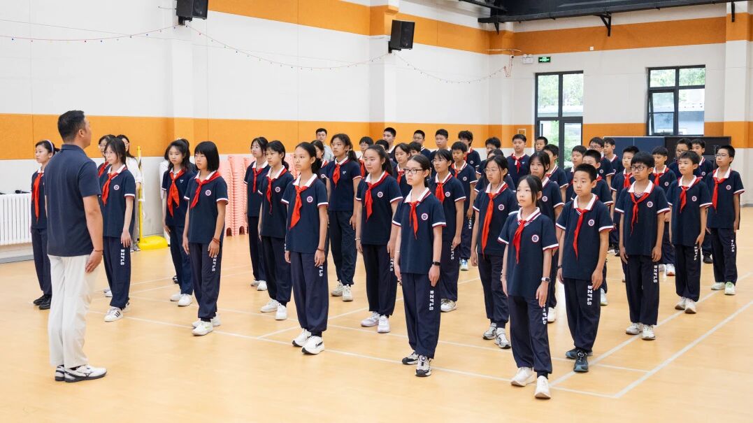赢得了在场师生经久不衰的掌声
