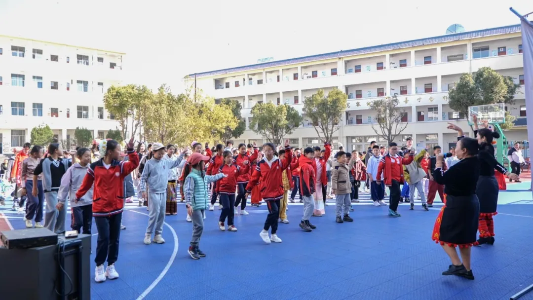 庆典 舞为盟约。一天的压轴，是全员参与的 民族舞蹈大联欢。（图 4）