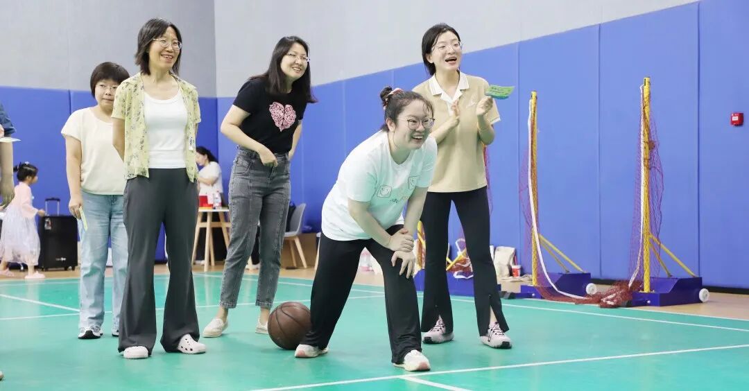 篮球保龄 :考验精准度与力度控制,专注力拉满