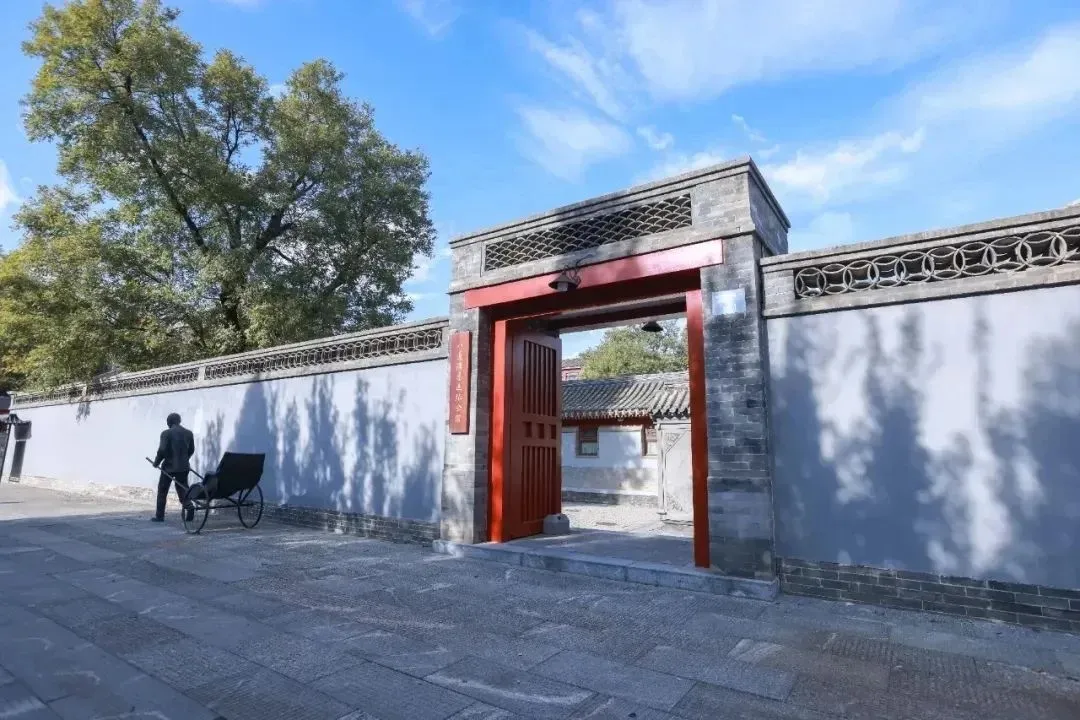 校园内保留着鲁迅先生和周作人故居;鲁迅书院亦是学校的图书馆;同时