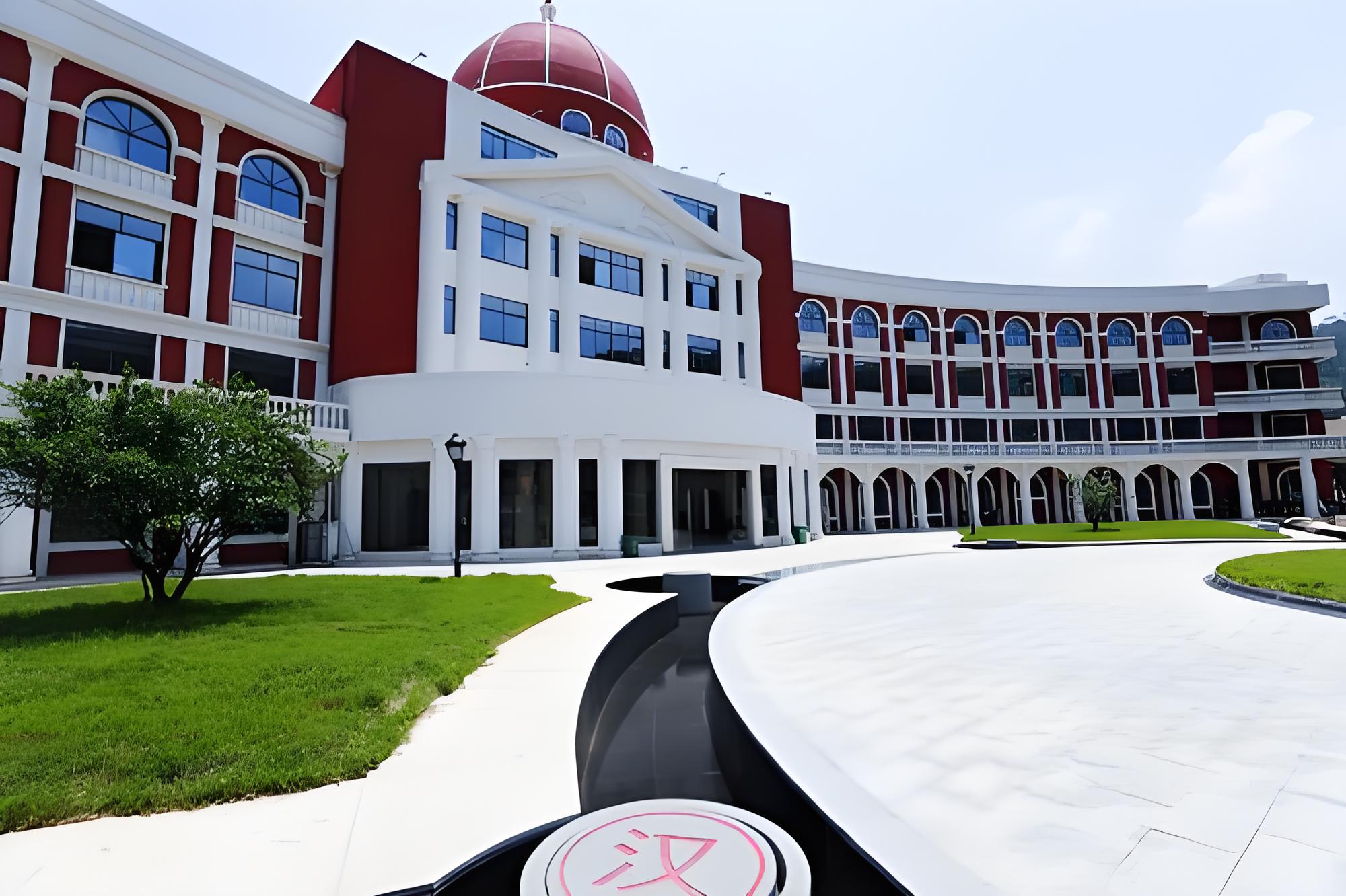 学费是每年 6.8 万元,学校开设的是加拿大高中课程。