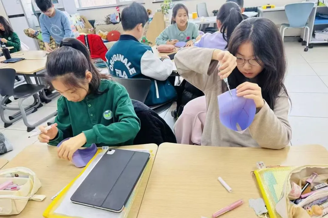 在扎实的课程体系之外，青苗上东校区还通过科技赋能（图 4）