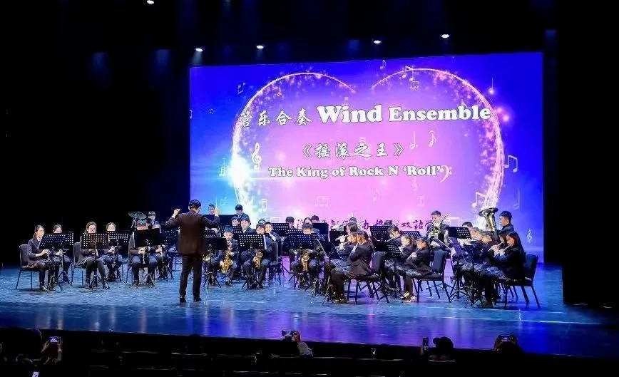 在专业指挥与演奏家团队的指导下，学生们在这里学习乐器、练习合奏（图 3）