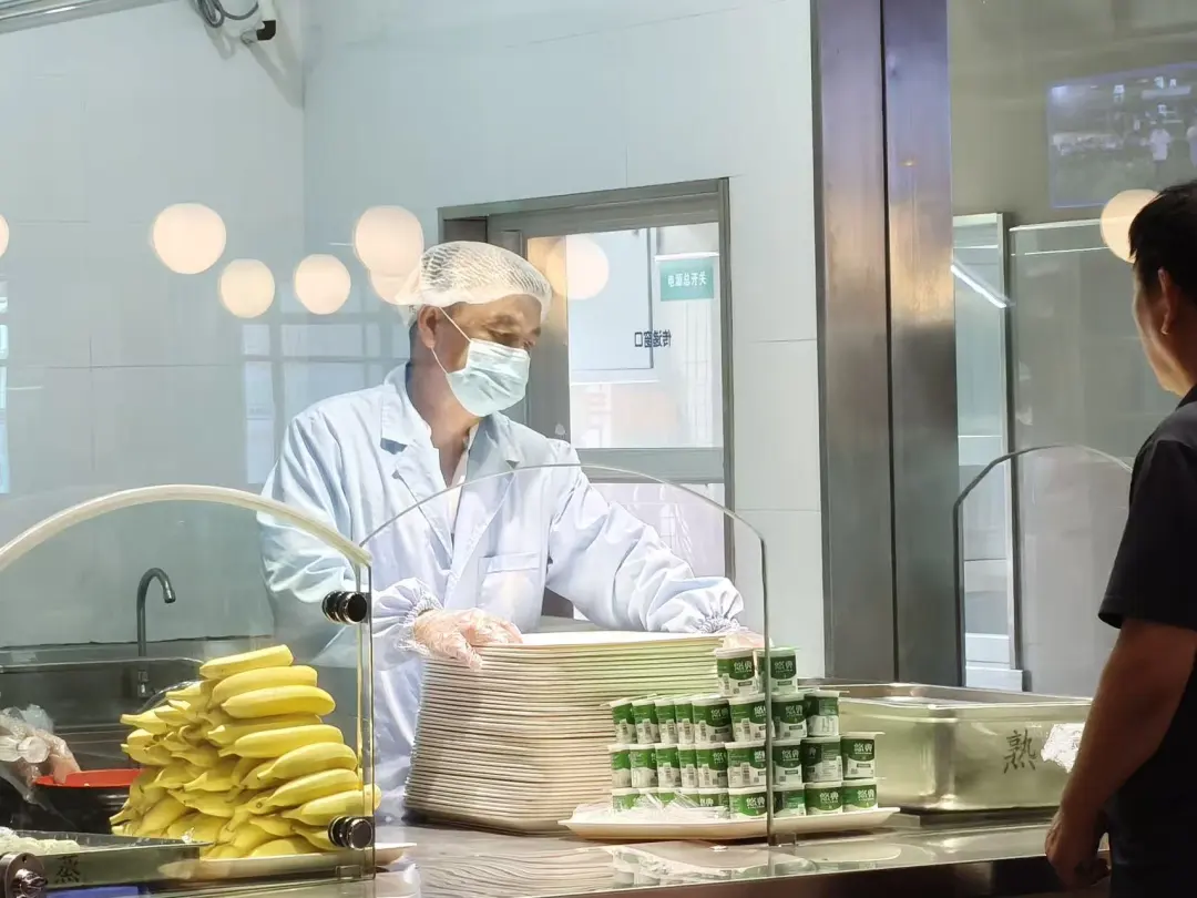餐盘回收处设有清晰的指引:将剩餐以及其他厨余垃圾进行干湿分离(图 2)