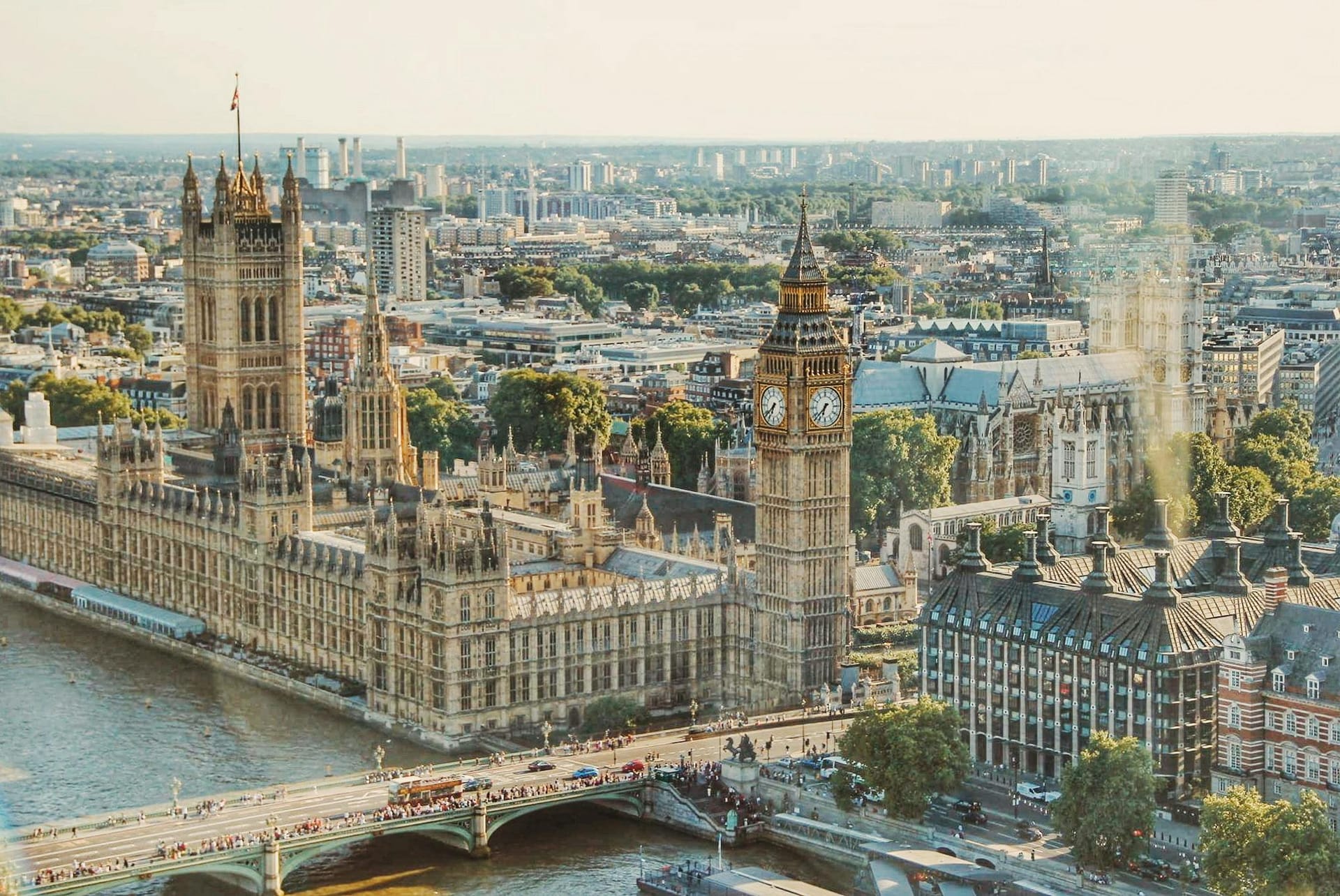 其实英国低龄留学是一个留学圈的话题,它有利