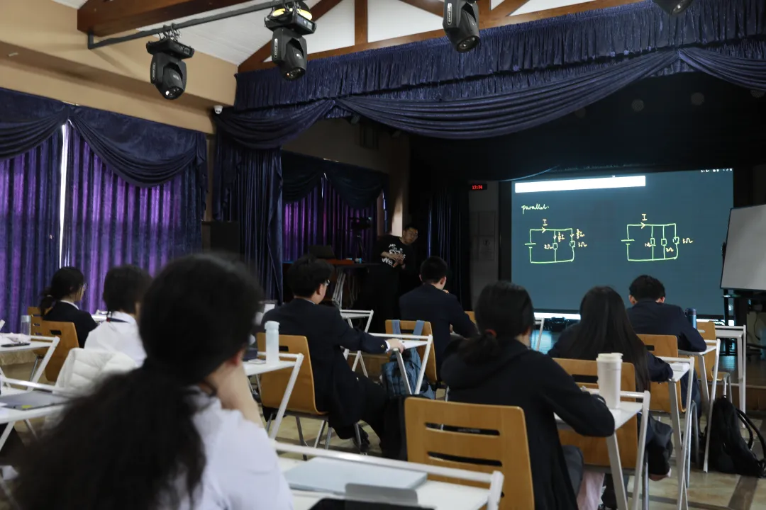 青岛宏文学校牛剑升学实战：剑桥面试官亲临，物理工程 + 生物双场模拟面试全解析