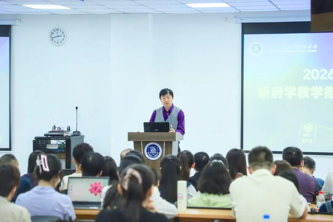 教育是一场无休止的 修炼 。只有老师走在前面，孩子才能走得更远。