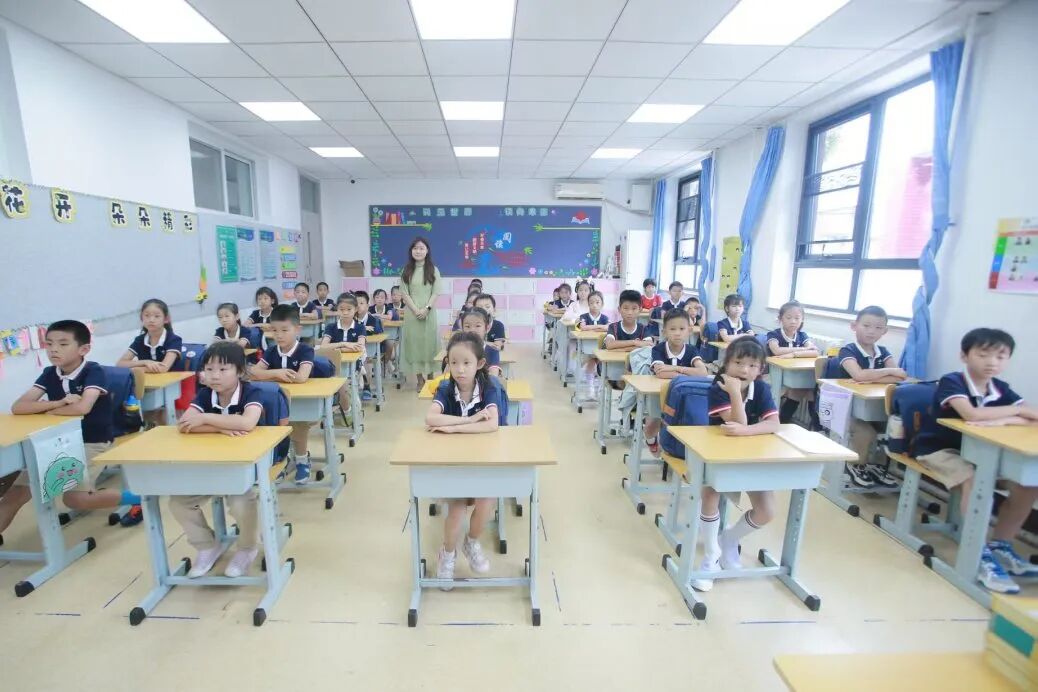 全体师生在教室共同观看了校园电视台特别直播节目。