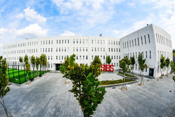 君诚国际双语学校创建于2000年，致力于为幼儿园至高中的学生