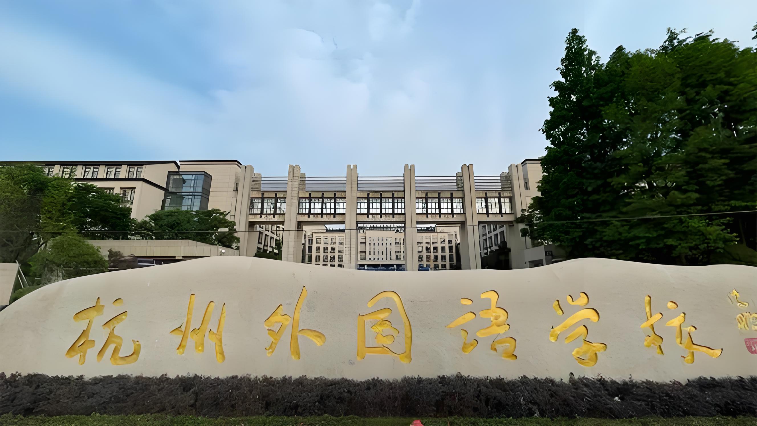 再看看课程设置吧!课程由中国普通高中课程和英国中