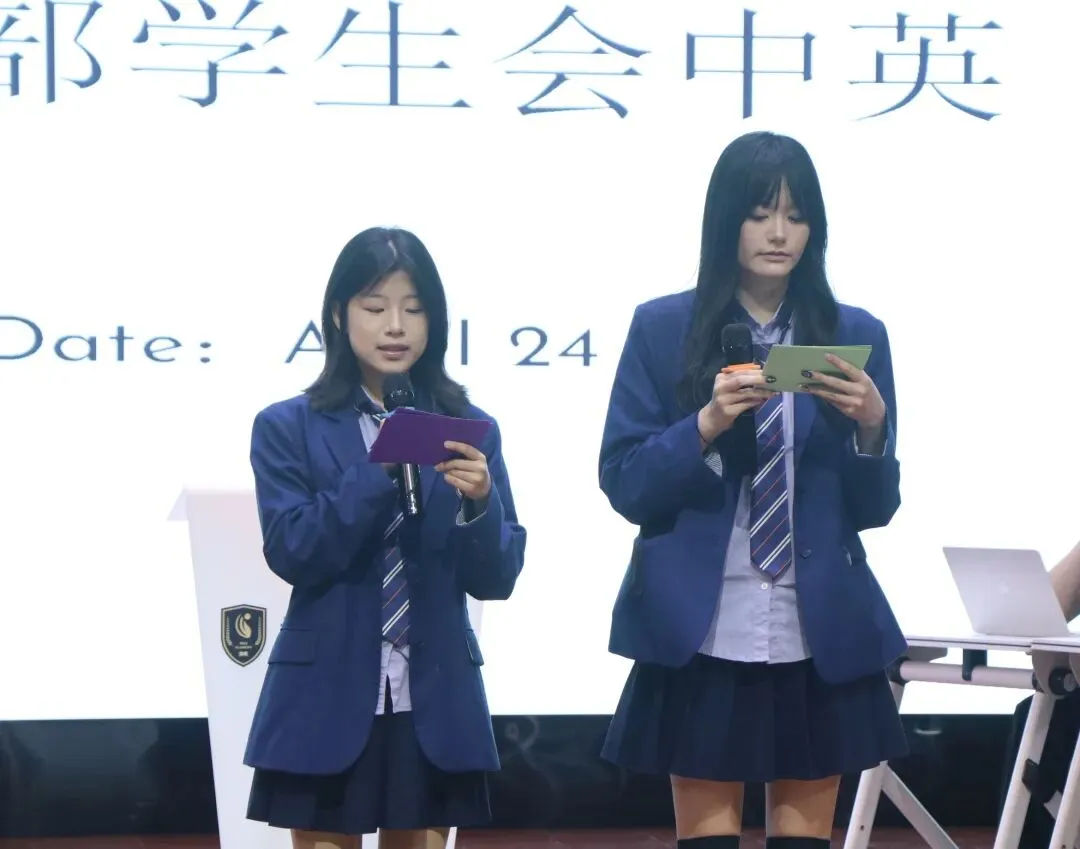 为了确保比赛的专业性和公平性，学校组建了强大的评委阵容。