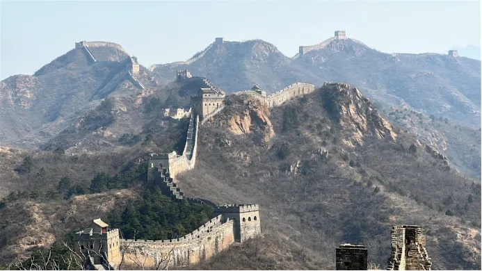 清晨,两校三百余名初三学子齐聚长城脚下。