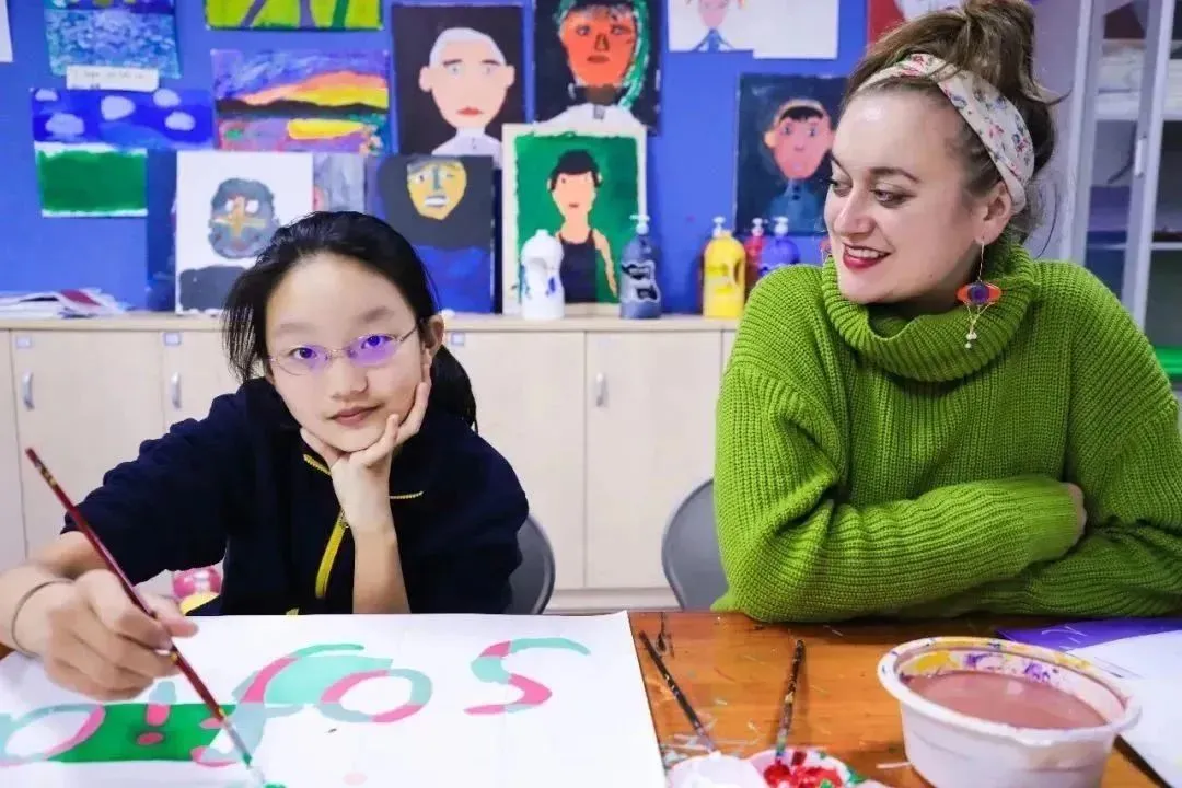 这一天,辛玲校长穿上荣静明亲自设计的职业女装。(图 4)