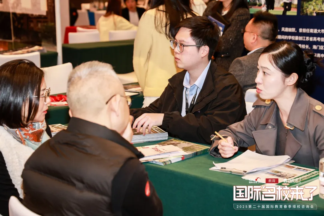 在展会中,与招生老师直接沟通不仅促进了家长们的择校效率