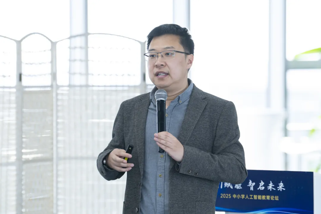 北京二中秉持“四个技术”和“五个重视”教育理念,围绕学生思维成长和素养提升开展教学