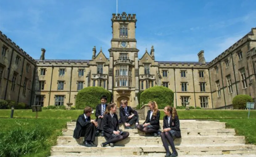 区别于普通的旅游式游学,2026 英伦名校夏令营摒弃浅尝辄止的观