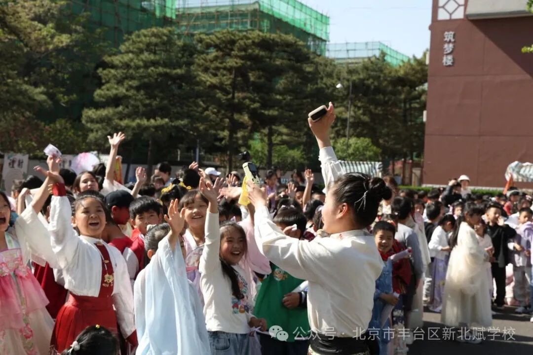 诗词互动区：笔墨书香浸润童心对诗句、猜灯谜、斗草嬉春等互动环节