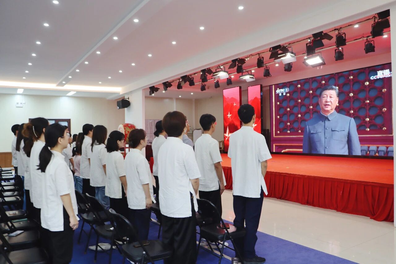 铭记与奋斗!北京汇贤学校师生共观“九三”阅兵
