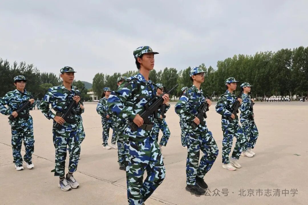 仪式结束后,军训正式拉开序幕。站军姿、练队列、擒敌拳训练(图 3)