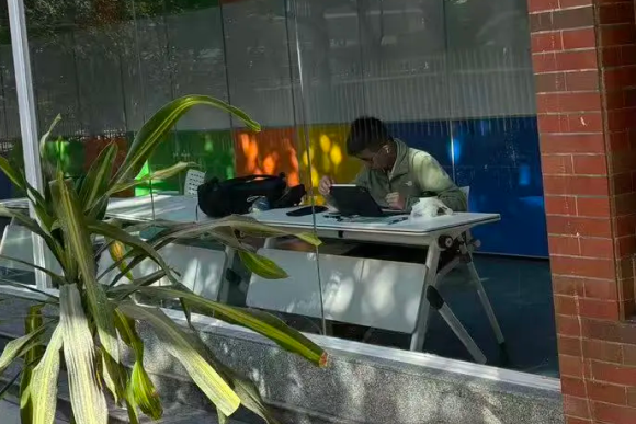 而班主任邬玉老师,是对 Bobo 成长影响最深的恩师。