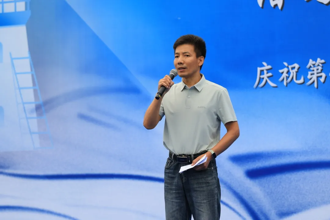 历史课堂上,区优秀共产党员李明亮老师用史实铸就明灯