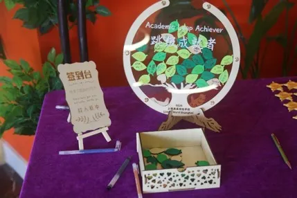 所以，我女儿目前在美高认识的有百来号同学，她才三年级啊