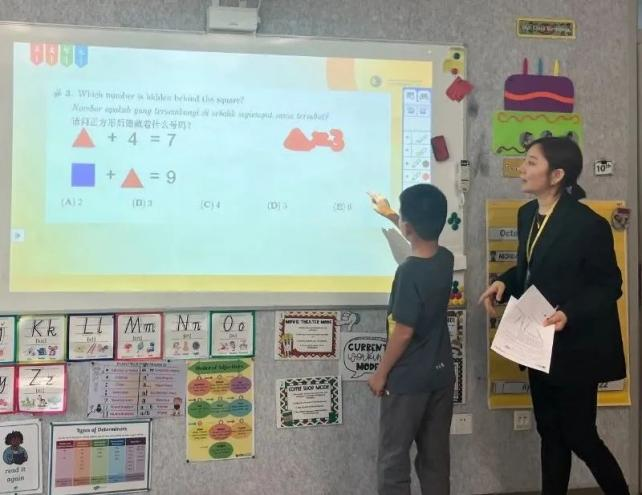 小学部的数学从一年级开始便采用双语教授,这不但对孩子的要求高(图 4)