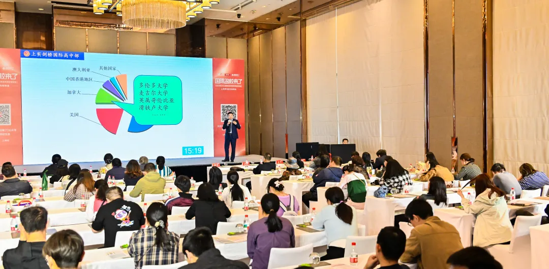 携带学生简历或成绩单，可直接获取入学评估建议，预定春招稀缺名额！