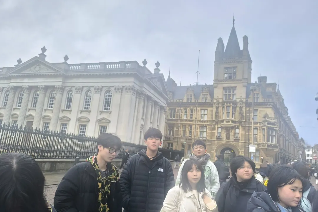 在牛津大学,国际部学子漫步于古老的学院廊道间。